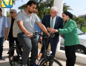 محافظ جنوب سيناء يعاين أحد النماذج لدراجات هوائية تعمل بالبطاقة الذكية