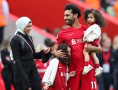 ظهور خاص لعائلة محمد صلاح خلال استلامه جائزة الحذاء الذهبي.. صور