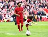 محمد صلاح يحتفل مع أسرته بجائزتي الهداف ومستر أسيست في الدوري الإنجليزي