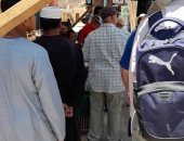 سائحون أجانب يحرصون على شراء "بطيخ" خلال جولتهم بسوق مدينة دراو.. فيديو