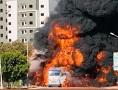 سائق ليبى ينقذ بنغازى من كارثة محققة بعد اشتعال شاحنة للوقود.. شاهد القصة