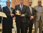 تكريم رئيس جامعة بنى سويف من الهيئة القومية لضمان جودة التعليم.. صور