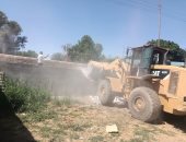 مدينة إسنا تنفذ إزالتين لبناء مخالف بمساحة 700 متر بقرى توماس والدير.. صور