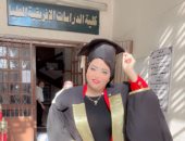 كلية الدراسات الإفريقية العليا تكرم الزميلة دينا الحسينى لتفوقها العلمي