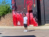 محمد صلاح يلتقط صورة أمام جدارية خاصة فى ليفربول قبل نهائي أبطال أوروبا