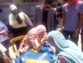 وكيل تجارة القاهرة تشارك الطلاب فى لعبة "مصارعة الذراعين" خلال الأنشطة الطلابية