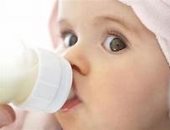 لماذا لا يستطيع الرضع شرب حليب البقر؟ خبراء طب الأطفال يجيبون 
