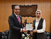محافظ الفيوم يكرم طالبة فازت برئاسة لجنة الخطة والموازنة ببرلمان الشباب