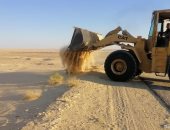 تواصل حملات إزاحة الرمال المتكاثرة من على الطرق بقرى سيناء