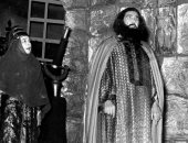 صورة نادرة ليوسف وهبي وأمينة رزق من مسرحية " سر الحاكم بأمر الله "