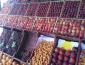 فاكهة الصيف فى دمياط على كل شكل ولون.. الخوخ بـ5 جنيهات والمشمش بـ8 والعنب بـ 25 جنيها