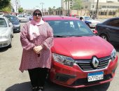 "صابرين" سيدة تخصص سيارتها لنقل المرضى بين بورسعيد والمحافظات الأخرى.. لايف