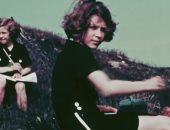 الملكة إليزابيث تلعب على ضفاف بحيرة فى بالمورال بمرحلة المراهقة.. فيديو وصور
