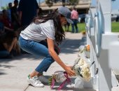 ميجان ماركل تضع باقة ورود على نصب تذكارى لضحايا هجوم مدرسة تكساس.. فيديو 