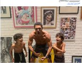 آسر ياسين وأطفاله يدعمون صلاح على طريقتهم الخاصة.. صور