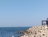 صيد السمك على شط إسكندرية "مزاج".. الناس كلها "مبسوطة" بالجو الجميل.. لايف وصور