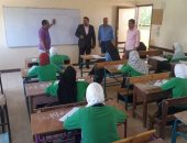 وكيل "تعليم الوادى الجديد" يتفقد امتحانات الدبلومات وانتظام الطلاب باللجان.. صور