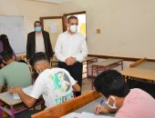 محافظ الغربية يتفقد امتحانات الدبلومات الفنية بطنطا 