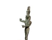 كريستيز تستعد لبيع تمثال مصرى يقدر ثمنه بـ 100 ألف جنيه استرلينى.. شاهده