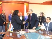 محافظ سوهاج يشهد توقيع عقد للتمويل متناهي الصغر بقيمة 100 مليون جنيه