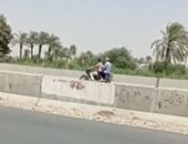 جثة و10آلاف جنيه..مصرع شاب فى حادث وإسعاف بنى سويف يسلم المبلغ للشرطة (فيديو)