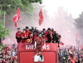 لاعبو ليفربول يدعمون محمد صلاح بمجسم خلال الاحتفال بالألقاب المحلية