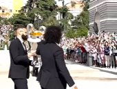 هكذا احتفل لاعبو ريال مدريد بدوري الأبطال بمحيط النادي الملكي.. فيديو
