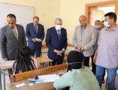 محافظ المنيا يتابع امتحانات الدبلومات الفنية بعدد من اللجان.. صور