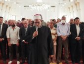 محافظ بورسعيد يتقدم المصلين لأداء صلاة الجنازة على رئيس اتحاد الشركات.. لايف
