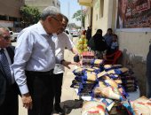 محافظ المنيا يتفقد منفذ بيع السلع الغذائية بأسعار مخفضة بمركز أبو قرقاص
