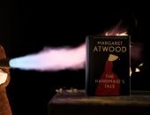 نسخة ضد الحرق.. مارجريت أتوود تعلق على حرقها لروايتها "حكاية الخامة".. فيديو