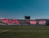 انتهاء الأزمة وتركيب "بانرات" جمهور الأهلي فى ملعب محمد الخامس.. صور