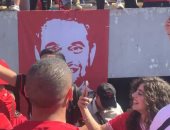 الفنانة مايان السيد تدعم الأهلى أمام الوداد من أمام صورة الراحل عمرو فهمى