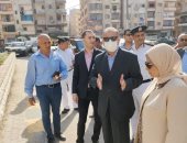 صور.. محافظ كفر الشيخ يقود حملة لإزالة الإشغالات ويتفقد أعمال الرصف