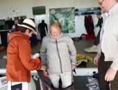 سويدية عمرها 103 سنوات تحطم الرقم القياسي في القفز بالمظلة.. فيديو