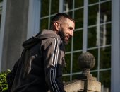 استقبال حافل من لاعبي منتخب فرنسا لـ كريم بنزيما بعد التتويج باللقب القاري