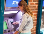 قبل ما تصرف المرتب.. 7 قواعد إتيكيت مهمة للتعامل أمام ماكينة الـ ATM