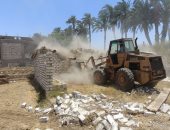 الرى تشن حملة لإزالة 6 مخالفات على نهر النيل بسوهاج ... صور