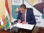 محافظ الفيوم: "أحيى طالبات الإعدادية أثبتن أن المرأة متمكنة من صغرها"