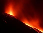 شمس تسطع فى نص الليل.. ثوران بركان جبل إتنا بإيطاليا × 8 مشاهد