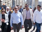 محافظ الإسكندرية يفتتح مخرجات مشروع الهوية البصرية ويتفقد شواطئ المنتزه