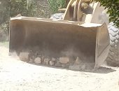 رفع 29 طنا من المخلفات وإزالة تعديات بالبناء بقرية "أبومناع غرب" بقنا