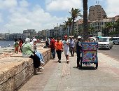 انتشار عربات الآيس كريم بكورنيش الإسكندرية لمواجهة حر الصيف.. فيديو وصور