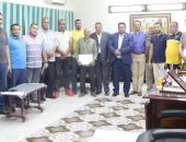 وكيل "تعليم الوادى الجديد" يكرم فريق القافلة التعليمية ضمن "حياة كريمة"