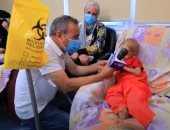 "ضحكة رغم الألم" خفة دم كريم تطغى على إصابته بالسرطان بمعهد الأورام