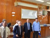 رئيس جامعة أسوان يتفقد سير الامتحانات بكلية العلوم