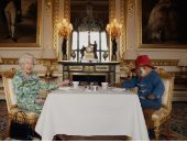 الملكة ودب بادينجتون يحتفلان باليوبيل البلاتينى فى قلعة ويندسور.. صورة