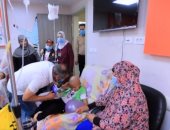 "بكاء ومواساة" جابر القرموطى يقبل يد طفل مريض بمعهد الأورام ويشجعه
