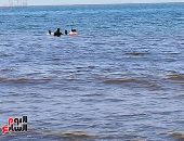 "البحر حصيرة".. هدوء مياه البحر فى بورسعيد يزيد الإقبال على السباحة هربا من حرارة الجو.. 60 منقذا لحماية المصطافين من الغرق.. والقطط والنورس يرافقان الصيادين على الساحل لتتغذى على بقايا الصيد.. صور