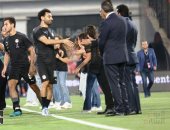 "دائما نفتخر بك".. محمد صلاح يتسلم درع تكريم قبل مباراة مصر وغينيا.. فيديو